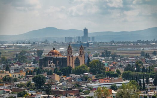 Vista panorámica de Puebla con arquitectura tradicional y modernos desarrollos inmobiliarios en 2025.