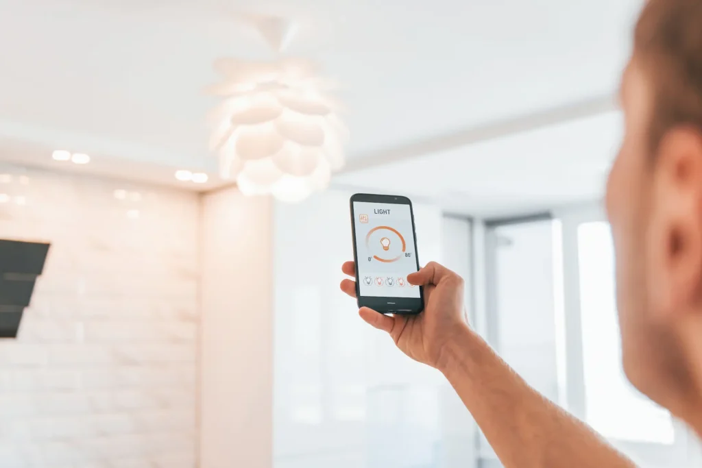 TECNOLOGÍA EN EL HOGAR: ¿CÓMO ESTÁ TRANSFORMANDO EL MERCADO INMOBILIARIO EN MÉXICO? 3 Controlando la luz con el teléfono.